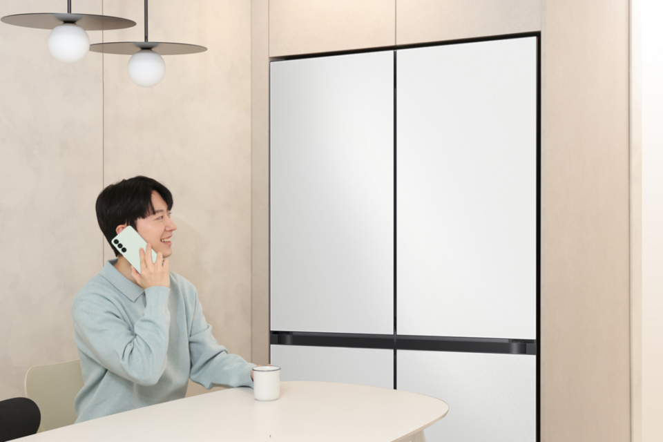 삼성 ‘AI 구독클럽’ 가입 고객이 ‘AI 사전 케어 알림’ 서비스를 받고 제품을 살펴보고 있다. (사진=삼성전자)