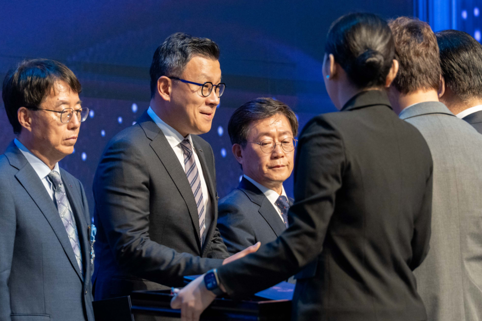 21일 서울 강남구 한국과학기술회관에서 열린 제 58회 과학의 날 기념식에서 두산에너빌리티 송용진 전략·혁신 부문장(왼쪽에서 두번째)이 과학기술 분야 포장을 수상했다. (사진=두산에너빌리티)