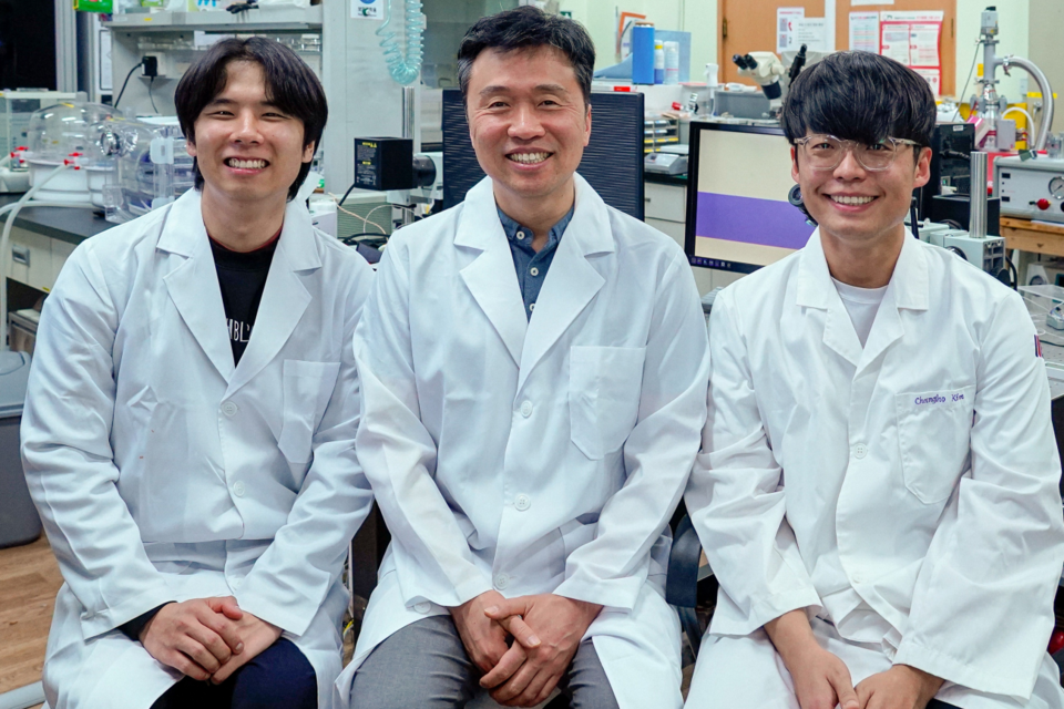 왼쪽부터 기계로봇공학과 이민영 박사과정생, 설재훈 교수, 김창호 석박사통합과정생. (사진=지스트)