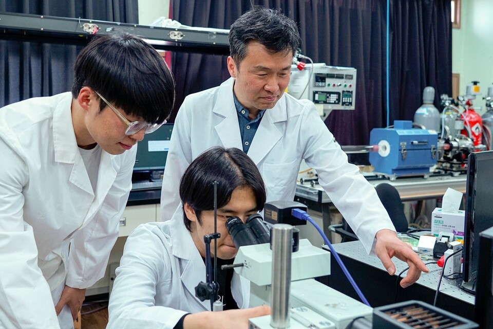 설재훈 교수 연구팀이 반데르발스 힘을 이용한 이황화몰리브덴 전사 실험을 시연하고 있다. (사진=지스트)
