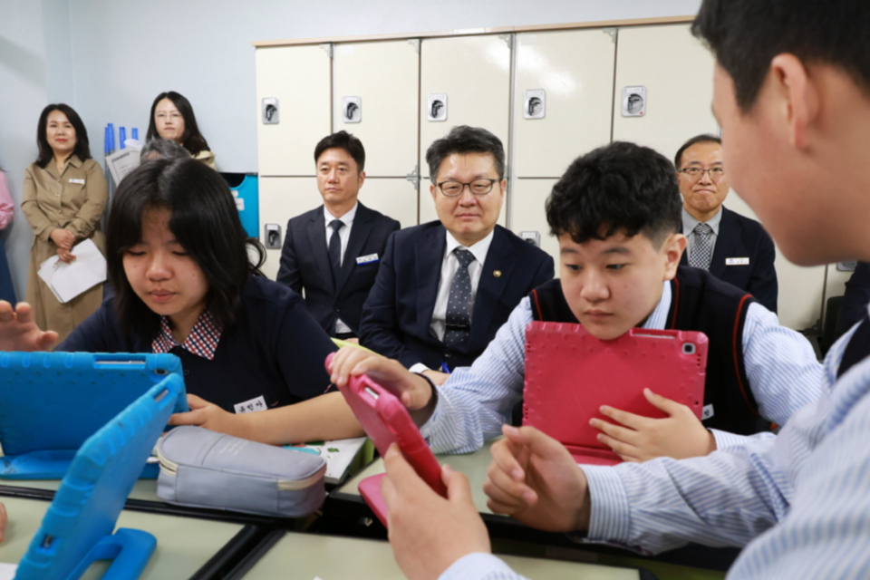 오석환 교육부 차관은 4월 22일(화) 신탄진중학교를 방문하여 인공지능(AI) 디지털교과서 활용 수업을 참관하는 모습. (사진=교육부)