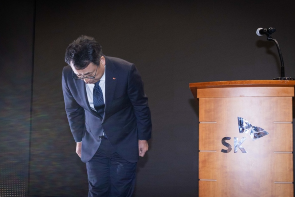 유영상 CEO가 사과 인사를 하는 모습. (사진=SK텔레콤)