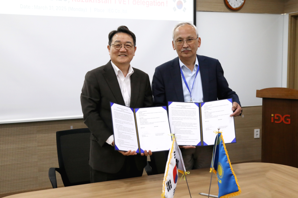 왼쪽부터 아이지 대표이사 김창일, NJSC TALAP 기술/직업교육 전문가 보리베콥 카디르벡 코지바예비치. (사진=아이지)