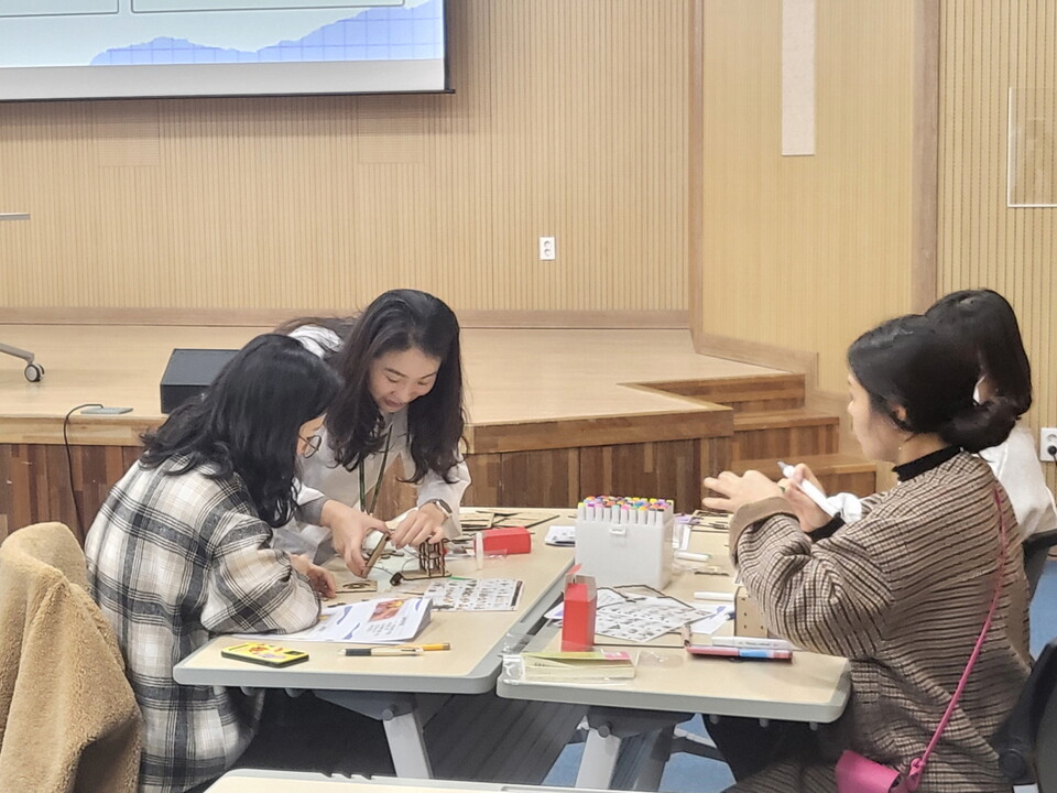 ‘과학하는 엄마들’ 프로그램에 참여중인 학부모 모습. (사진=국립광주과학관)