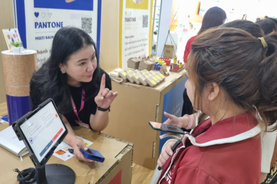 ‘2025 Danang VIETBABY’에서 ‘아네스노트’를 활용한 무역 상담 통역 서비스를 제공하고 있다. (사진=팀제로코드)