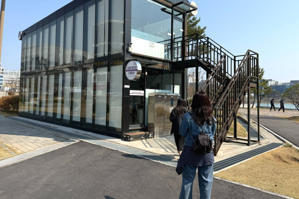 나주 실증지인 빛가람 호수공원 內 스마트 미디어 스테이션.