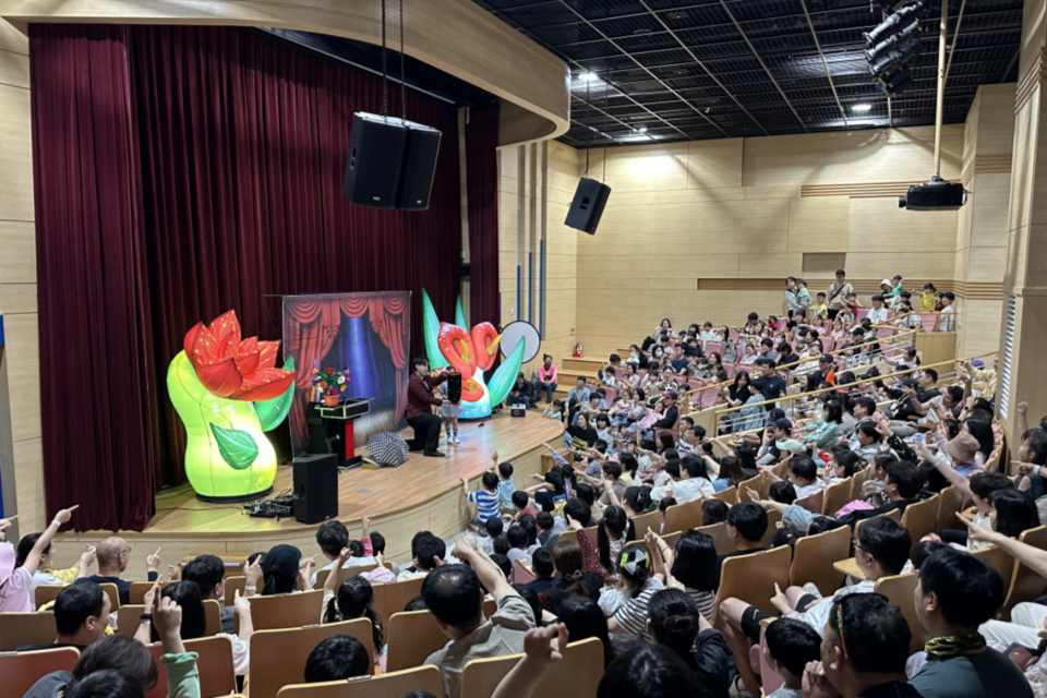 지난해 어린이날 특별 마술공연을 관람하는 가족단위 관람객 모습. (사진=국립광주과학관)