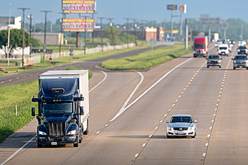 공공 도로를 달리는 오로라의 무인 트럭. (사진=오로라)