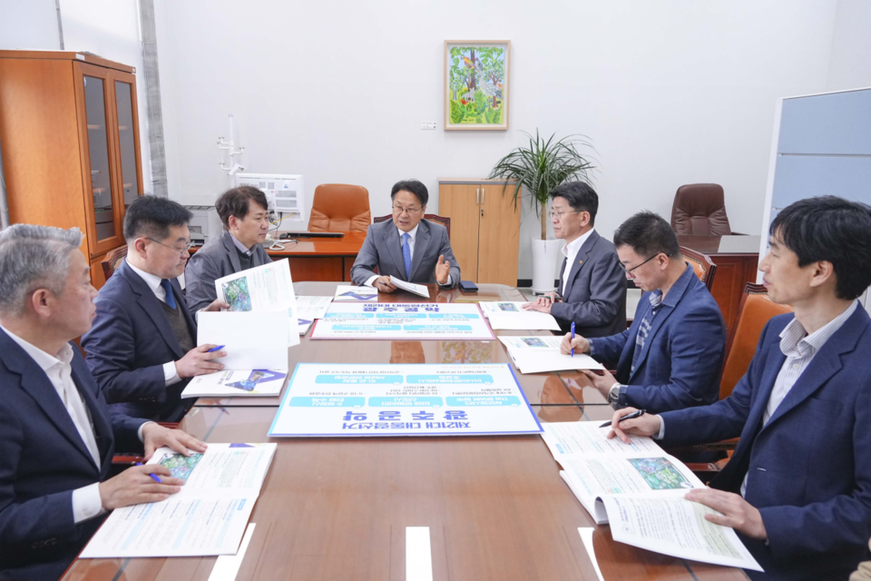 강기정 광주광역시장이 지난 4월 '주간 여의도 집무실' 일정을 마친 뒤 긴급현장회의를 열어 광주시 부시장, 실국장과 대응 상황을 점검하고 있다. (사진=광주광역시)