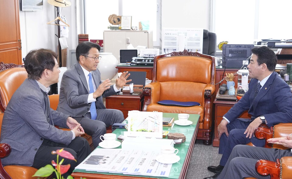 강기정 광주광역시장이 지난 4월 17일 국회에서 박정 예결위원장을 만나 광주시 AI사업에 대해 설명하고, 이번 추경에서 AI예산을 반영해줄 것을 요청하고 있다. (사진=광주광역시)