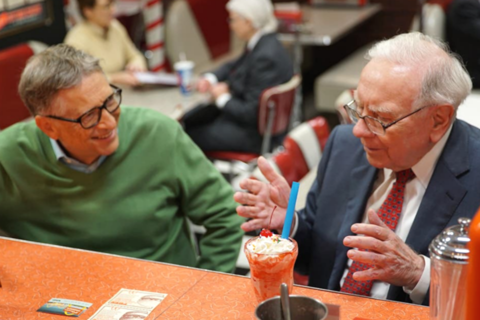 게이츠 재단 운영 자금의 약 41%를 낸 워런 버핏(오른쪽)과 빌 게이츠 MS 창업자. (사진=게이츠 재단)