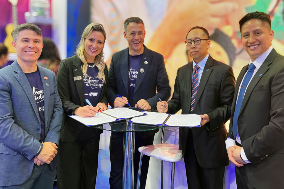 왼쪽부터 로보마인드 공동대표 달베르티(Dalberti), 그라질라(Graziela), 안드레(André)와 로보로보 해외사업부 윤송현(Brian Yoon) 이사, 케빈(Kevin Rey Veliz Bravo) 글로벌 매니저. (사진=로보로보)