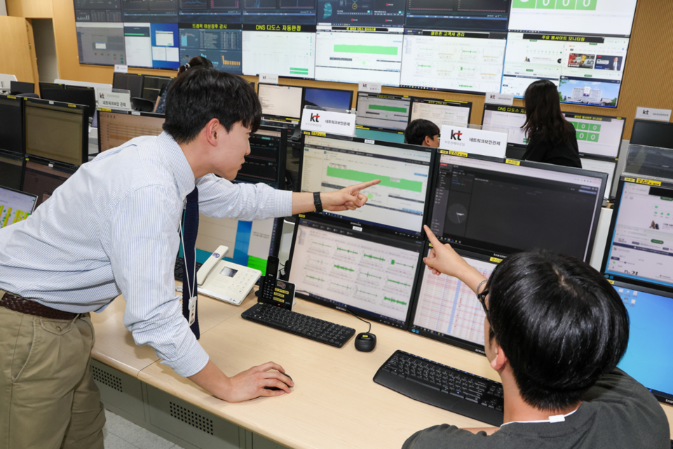 KT 직원들이 경기도 과천에 위치한 KT 통합관제센터에서 DDoS 등 사이버 공격에 대비하며 관제하는 모습. (사진=KT)