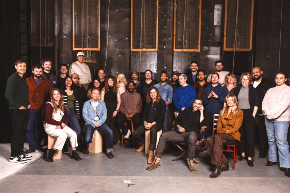 문밸리 직원들이 단체사진을 찍고 있다. (사진=문밸리)