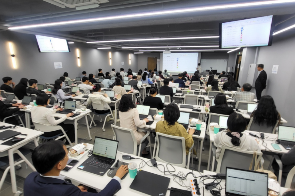 고우넷 트레이닝센터(GTC)에서 100여명의 장학사, 교원 등 교육관계자들이 전진권 강사의 엑셀 실무 특강을 수강하고 있다.(사진=고우넷)