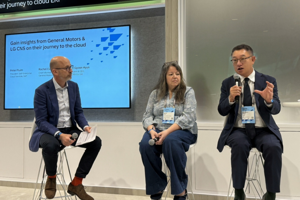 LG CNS 현신균 사장이 ‘SAP 사파이어’ 패널 토크에서 대담을 진행하는 모습. (사진=LG CNS)