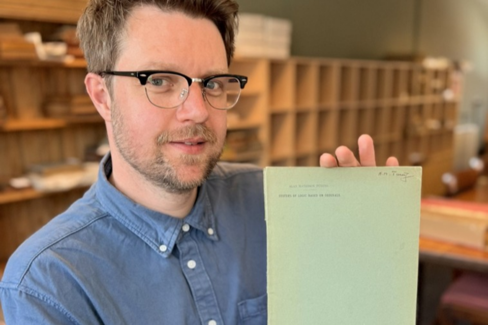 경매 책임자 짐 스펜서가 앨런 튜링의 문서를 들고 있다. (사진=Rare Book Auctions)