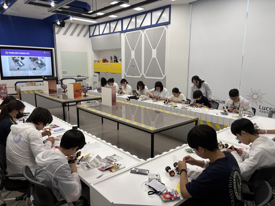미래직업체험을 하고 있는 학생들. (사진=국립광주과학관)