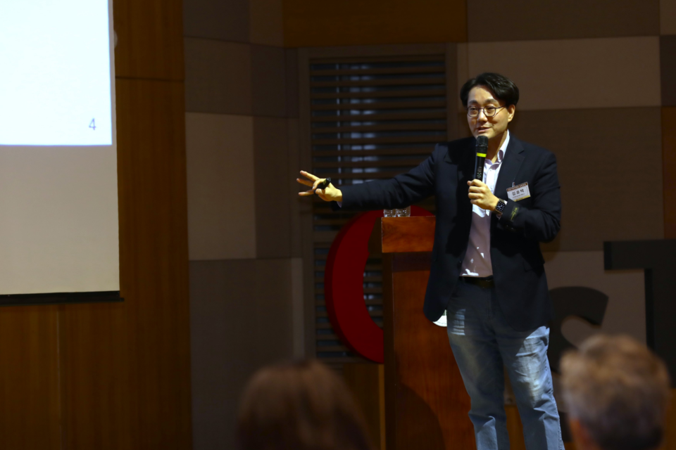 자라나는씨앗 김효택 대표가 GIST아카데미 5월 조찬포럼에서 강연을 하고 있다. (사진=지스트)