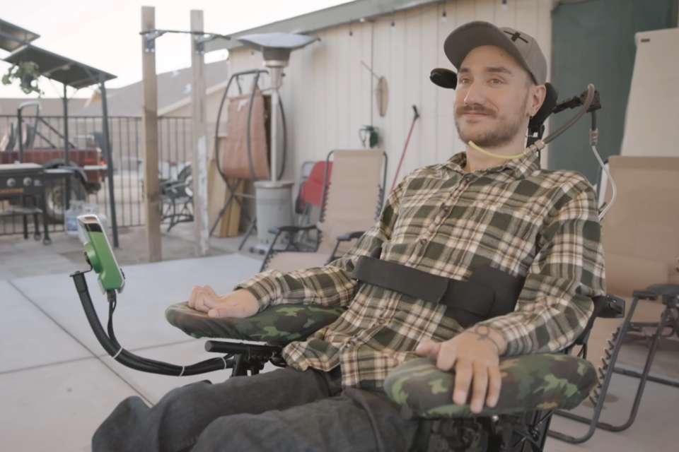 뉴럴링크의 컴퓨터 칩을 뇌에 이식한 놀랜드 아르보. (사진=뉴럴링크)