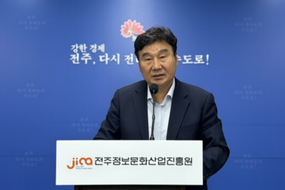 허전 전주정보문화산업진흥원장이 신성장산업 생태계 조성 관련 브리핑하고 있다. (사진=전주시)