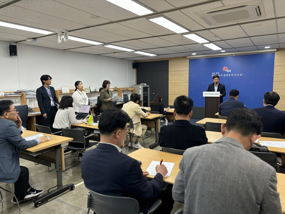 허전 전주정보문화산업진흥원장이 신성장산업 생태계 조성 관련 브리핑하고 있다. (사진=전주시)