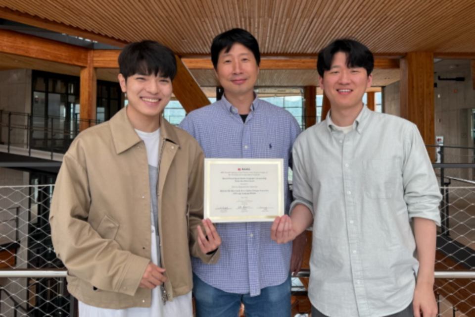 왼쪽부터 서울대학교 컴퓨터공학부 김강욱 연구원(학사과정), 서울대학교 컴퓨터공학부 김건희 교수, 서울대학교 컴퓨터공학부 이세훈 연구원(박사과정). (사진=서울대학교 공과대학)