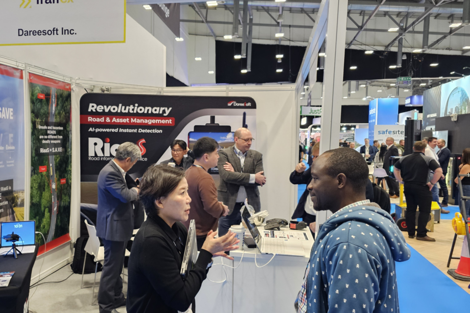 다리소프트 노윤선 대표(왼쪽)가 부스 방문객에게 RiaaS 서비스를 설명하고 있다. (사진=다리소프트)