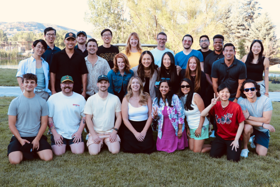 문허브 직원들이 기념사진을 찍고 있다. (사진=문허브)