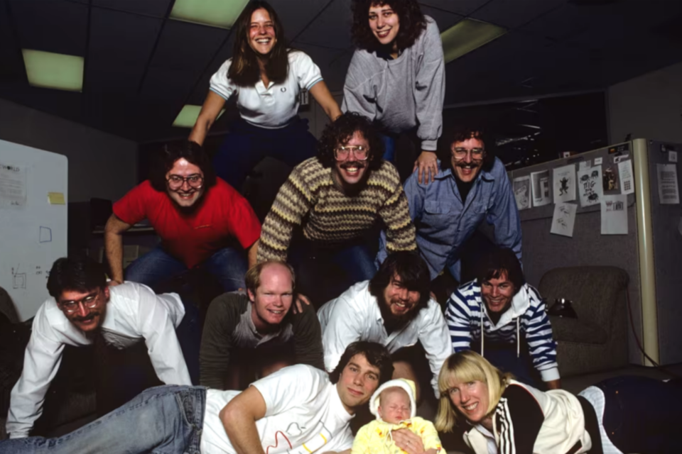 빌 앳킨슨이 애플 초기 직원들과 찍은 사진. (사진=스티브 잡스 아카이브)