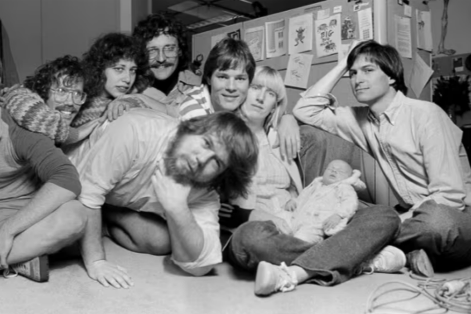 빌 앳킨슨이 애플 초기 직원들과 찍은 사진. (사진=스티브 잡스 아카이브)