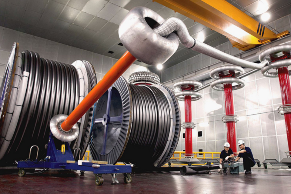 LS전선 직원이 구미 공장에서 초고압 직류(HVDC) 케이블을 테스트하고 있다. (사진=LS전선)