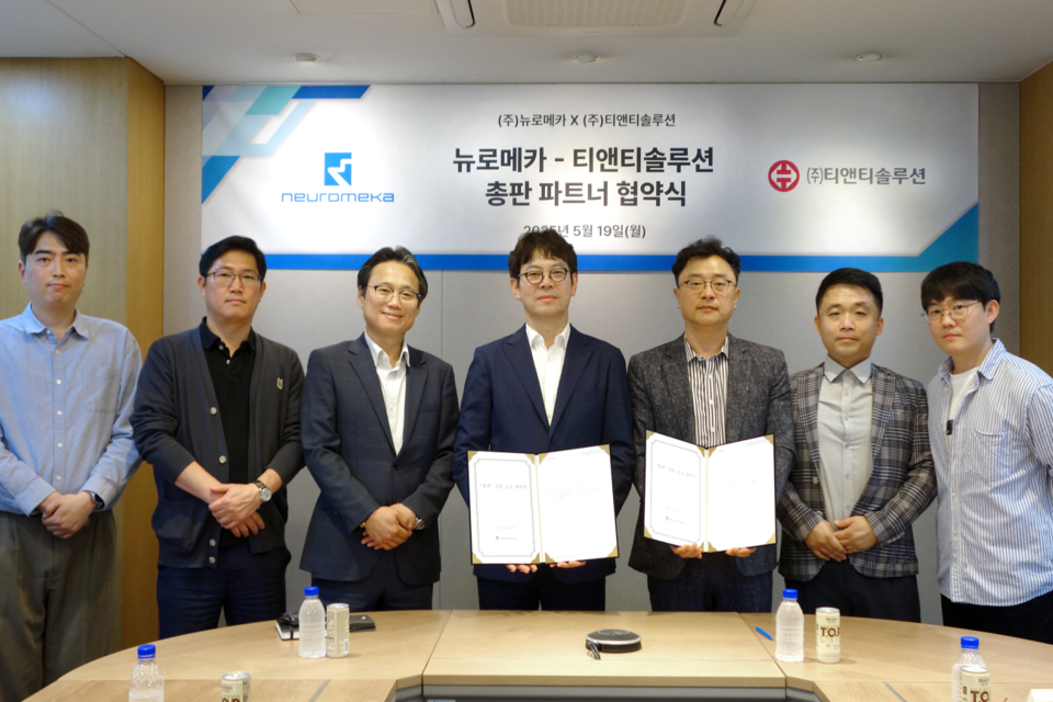 뉴로메카와 티앤티솔루션의 총판계약 파트너 협약식에 참석한 양사 관계자들이 기념사진을 촬영하고 있다. (사진=티앤티솔루션)