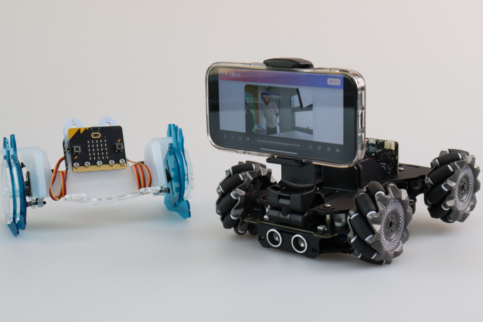 바운더리엑스의 마이크로비트 기반 교육 키트 ‘비트런’(왼쪽)과 ‘AI 포니봇’(오른쪽). 로봇공학과 인공지능 융합교육에 특화된 제품이다. (사진=바운더리엑스)