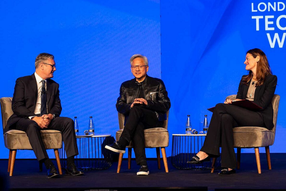 런던 테크위크 연사로 나선 젠슨 황 CEO(가운데). (사진=엔비디아)