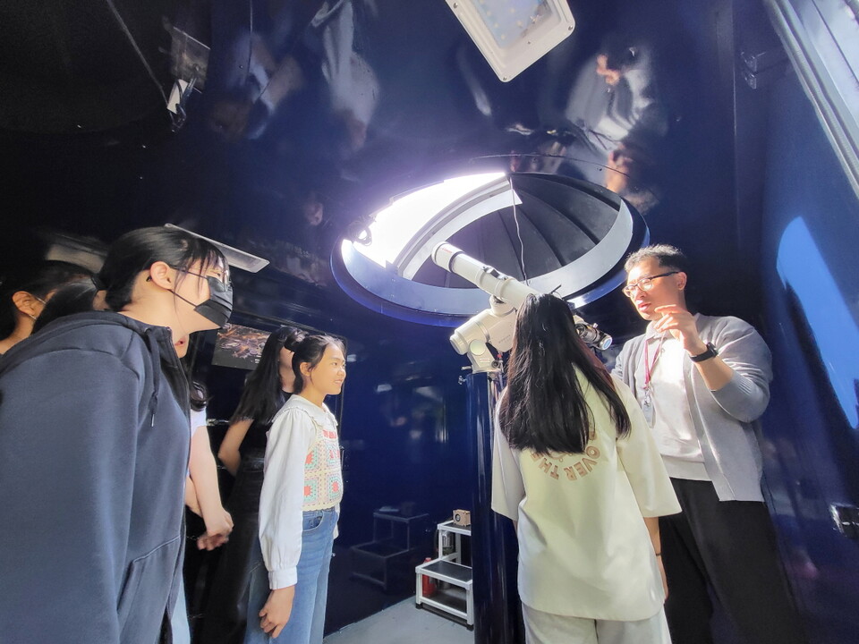 천체관측차량에서 체험하고 있는 학생들. (사진=국립광주과학관)