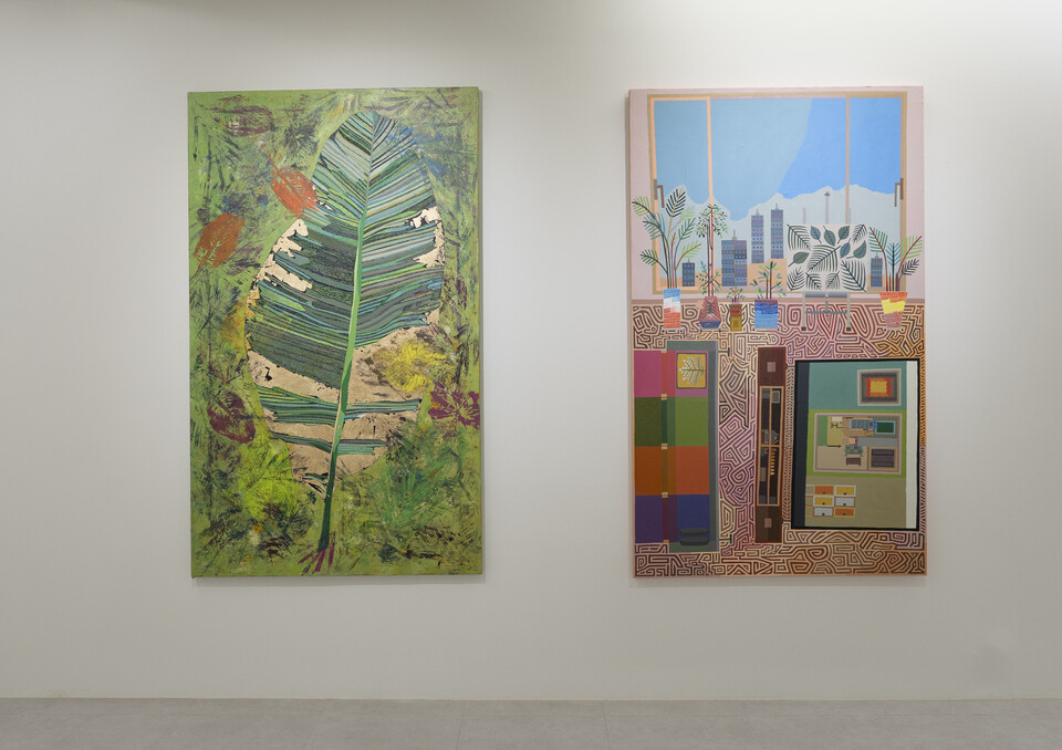 왼쪽부터 전시중인 여인초 1 (Areca Palm 1, 2024)과 나의 편안한 거실 (My Comfortable Living Room, 2025). (사진=케이리즈 갤러리)