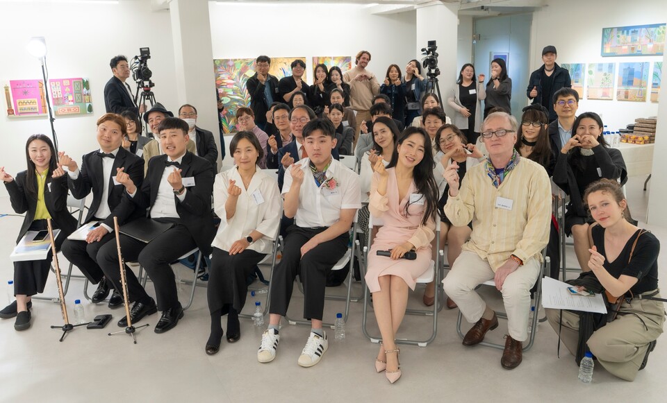 아트 토크 ‘Le Salon de Feliz (펠리즈의 거실)’ 참석자 전체 기념사진. (사진=케이리즈 갤러리)