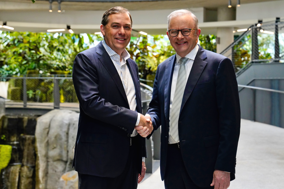 AWS CEO 맷 가먼과 호주의 총리 앤서니 알바니즈. (사진=아마존)