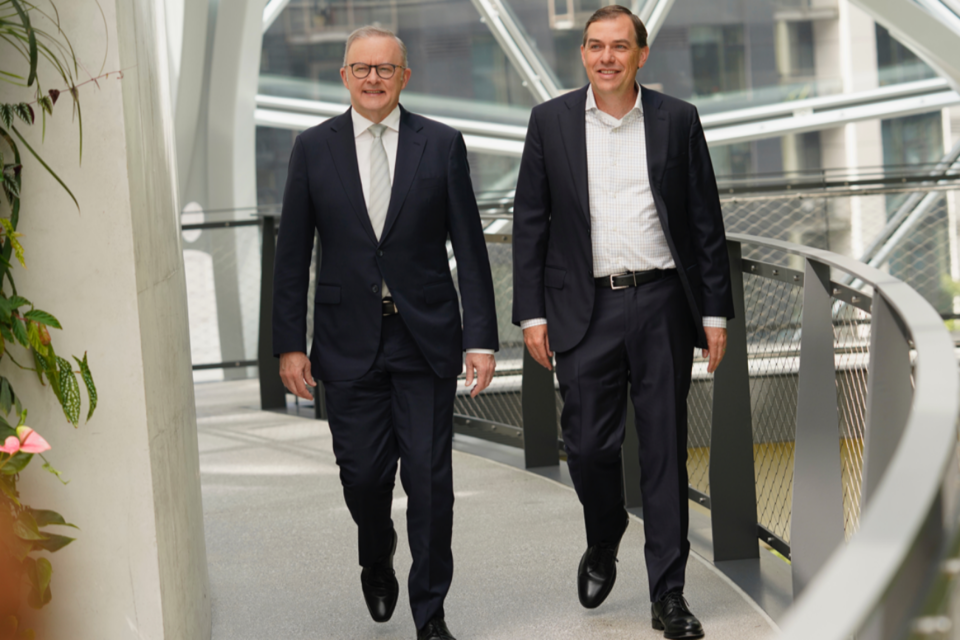 호주 총리 앤서니 알바니즈(왼쪽)와 AWS CEO 맷 가먼(오른쪽)이 회담을 마친 후 함께 걷고 있다. (사진=아마존)