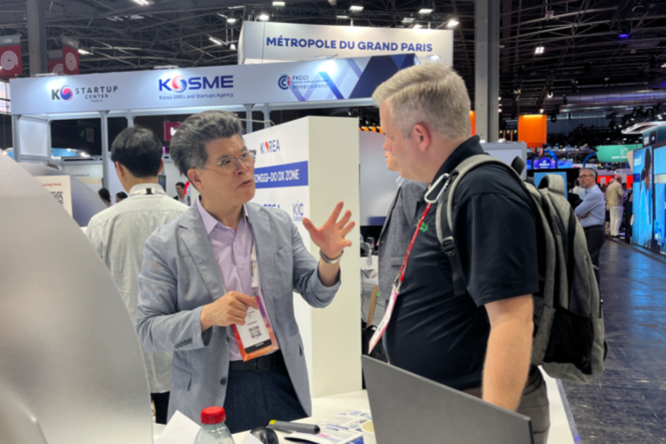 VIVATECH 2025에서 리쉐니에(이용관 대표)가 참관객에게 자사의 솔루션을 설명하고 있다. (사진=리쉐니에)