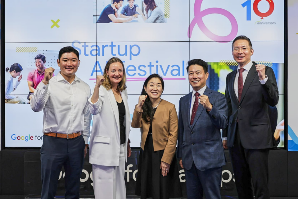 구글 스타트업 캠퍼스 개관 10주년 기념 행사 ‘스타트업 AI 페스티벌’ 주요 관계자 단체 사진. (사진=구글코리아)