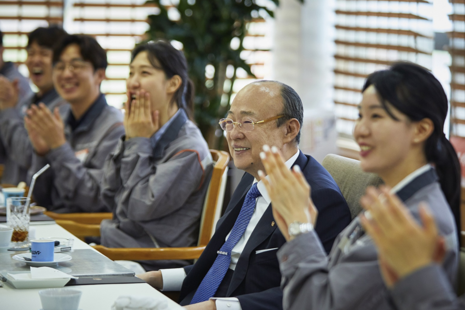 김승연 회장이 한화토탈에너지스 대산공장 직원들과 오찬을 하며 환담을 나누고 있다. (사진=한화그룹)