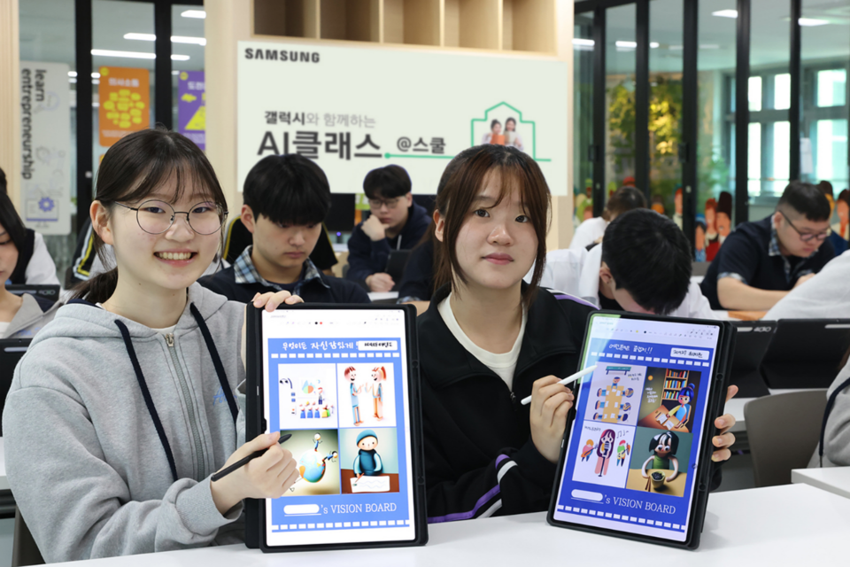 인천 아라고등학교에서 진행된 ‘갤럭시와 함께하는 AI 클래스 @스쿨’에서 학생들이 갤럭시 AI를 활용한 진로 비전보드 만들기 프로그램을 체험하는 모습. (사진=삼성전자)