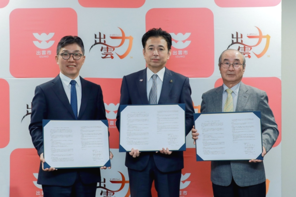 왼쪽부터 김유원 네이버클라우드 대표, 이이즈카 토시유키 이즈모시장, 와타나베 에이지 사회복지법인 이즈모시 사회복지협의회 회장. (사진=네이버)