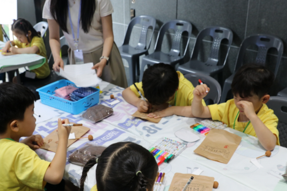 어린이 관람객이 그림봉투 화분 만들기에 참여하고 있는 모습. (사진=국립광주과학관)
