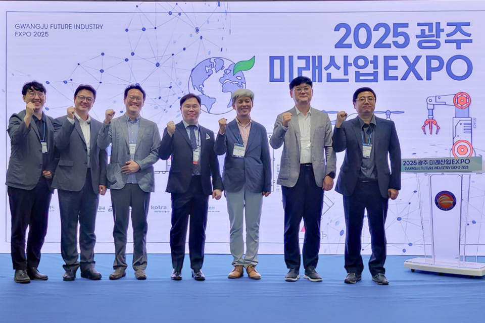 25일(수) 김대중컨벤션센터 FUTURE LAB에서 ‘BATTERY X GWANGJU: 전기차 전환의 중심에서’포럼을 개최하고 주요 연사 및 관계자들이 기념촬영을 하고 있다. (사진=GIST)