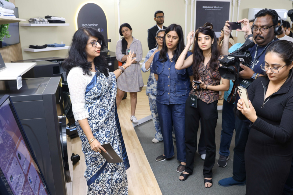 인도 구르가온에서 열린 삼성전자 ‘2025년 서남아 테크 세미나’에서 참석자들이 스마트싱스의 연결 경험에 대한 시연을 살펴보고 있다. (사진=삼성전자)