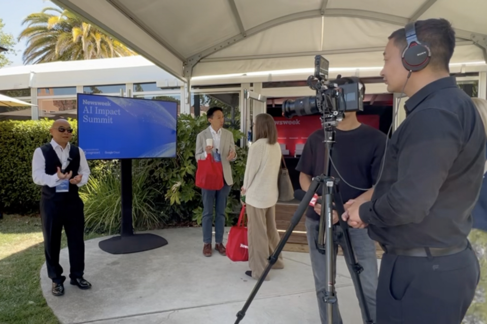 ‘Newsweek AI Impact Summit’에서 안창욱 GIST 인공지능연구소장이 현지 언론사와 인터뷰 진행. (사진=지스트)
