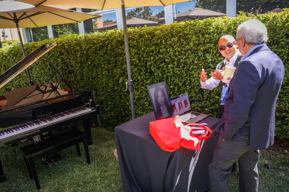 'Newsweek AI Impact Summit’에서 빅토르 라울 카스티요 만티야 박사,  ‘이봄 AI 피아노’를 체험. (사진=지스트)